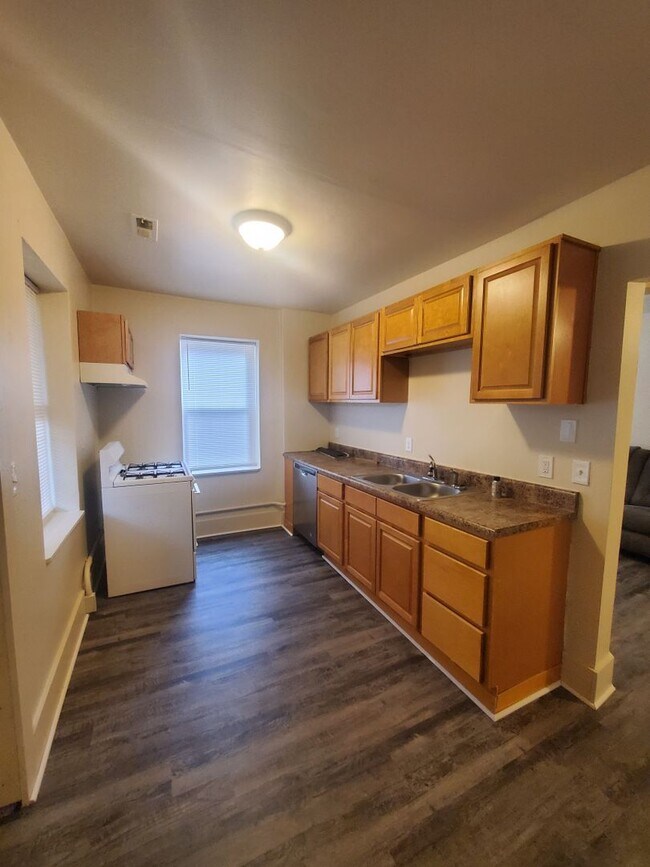 Building Photo - 420 W 31st St