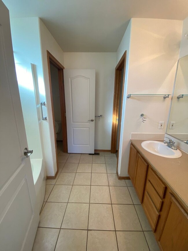 Building Photo - April Rent Free - House with Triple Car Garage