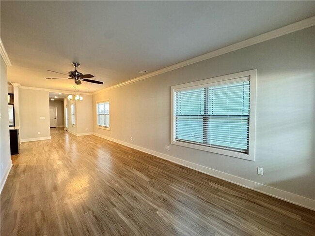 Building Photo - 700 NE Hts Ln