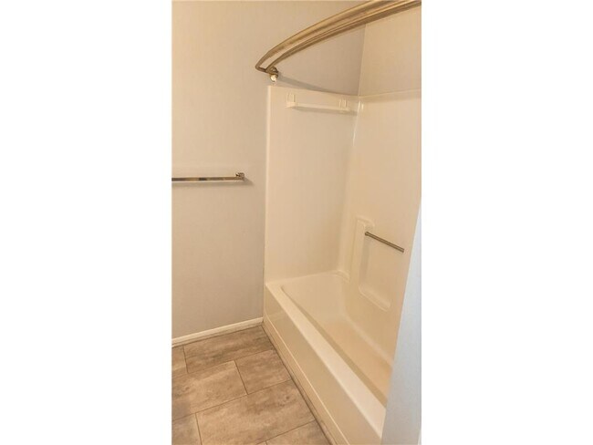 Building Photo - 9 Heights Rd NE