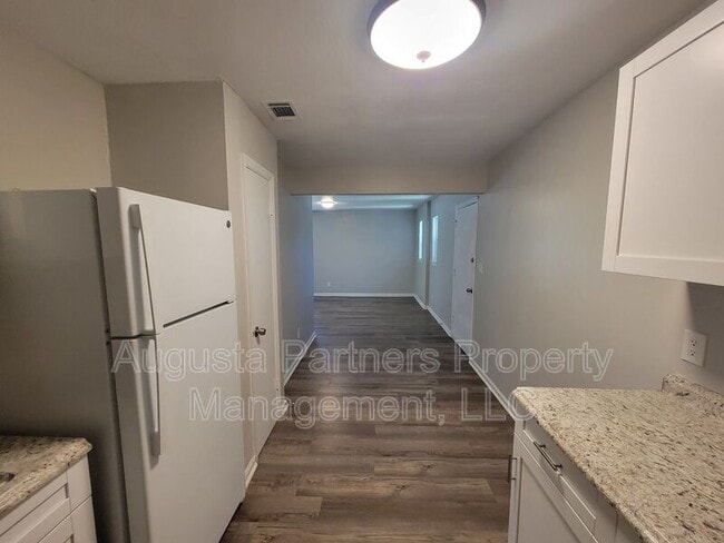 Building Photo - 112 3rd St