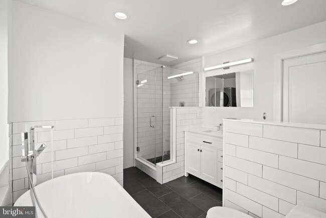 Building Photo - 328 S 15th St