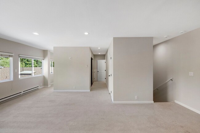 Building Photo - Spacious Menlo Park Retreat with 6 Bedroom...
