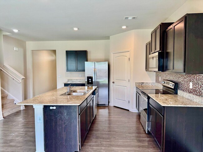 Building Photo - Beautiful 5 bedroom, 3 full bath home in D...