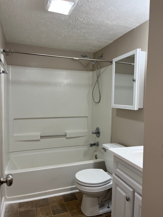 Building Photo - 480 E Red Bud Rd