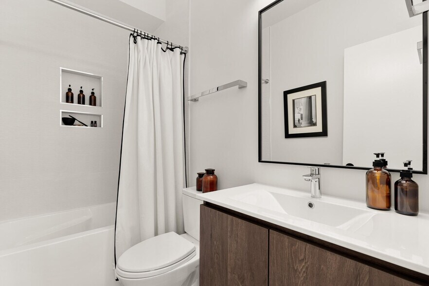 Building Photo - 2478 1/2 Ontario Road Northwest-SI ID1011218P