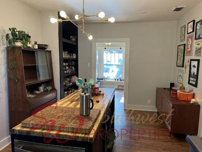 Building Photo - Delightful 2 bedroom, 2 bath with space and charm!!