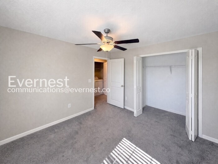 Building Photo - 946 Royal Empress Dr