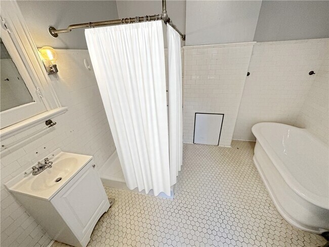 Building Photo - 5336 Fifth Avenue Unit 4