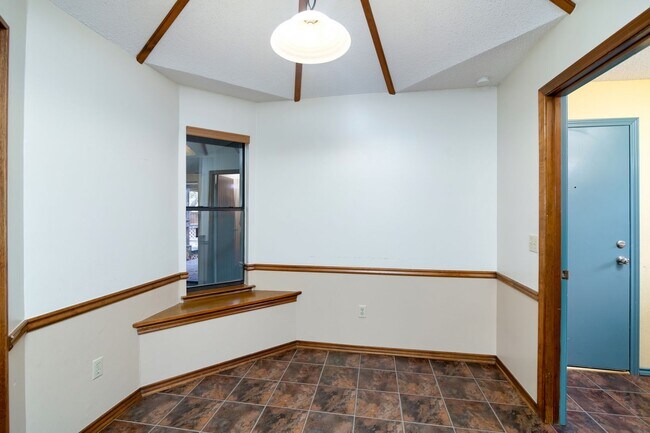 Building Photo - *Cozy Corner Home*