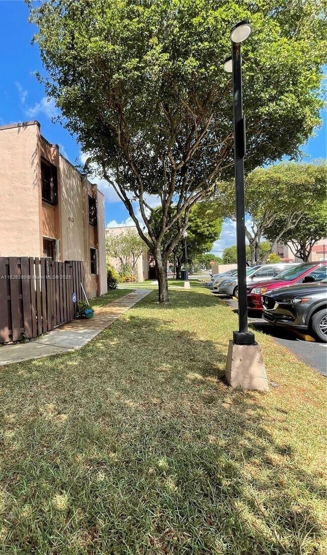 Building Photo - 415 W Park Dr
