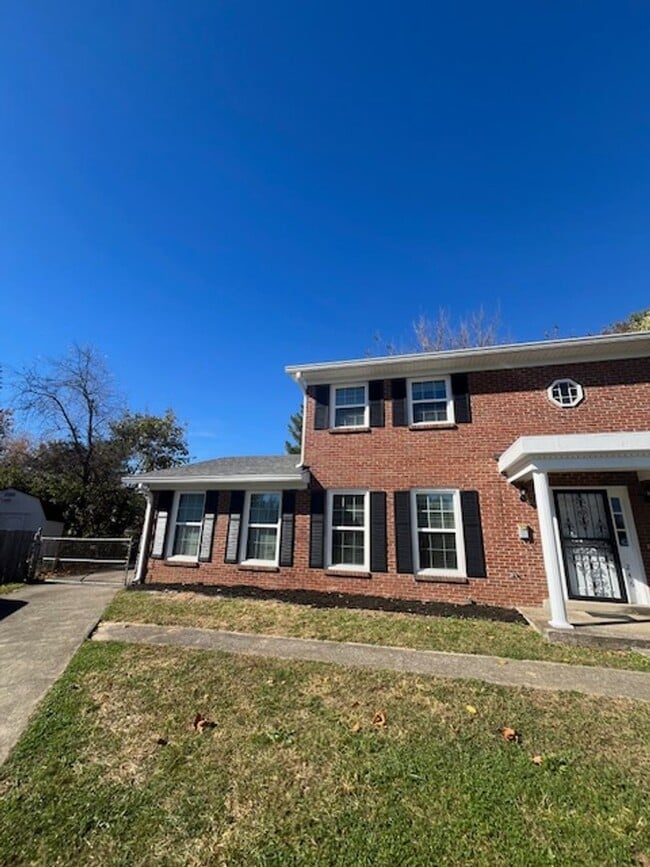 Building Photo - 3-bedroom, 2 full bath duplex in the desirable Lansdowne area offers comfort and convenience.