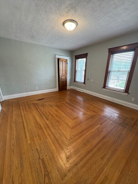 Family Room with walk-in closet - 443 W Loveland Ave