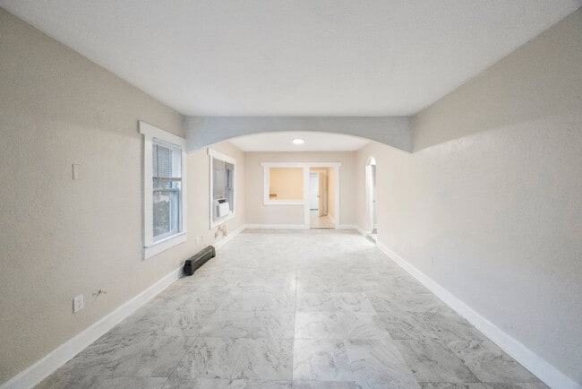 Building Photo - REDUCED  $25 App Fee  3bdrm/1bath home wit...