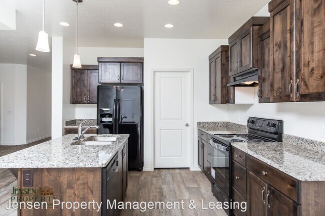 Building Photo - 6 br, 3.5 bath House - 3262 East Livia Drive