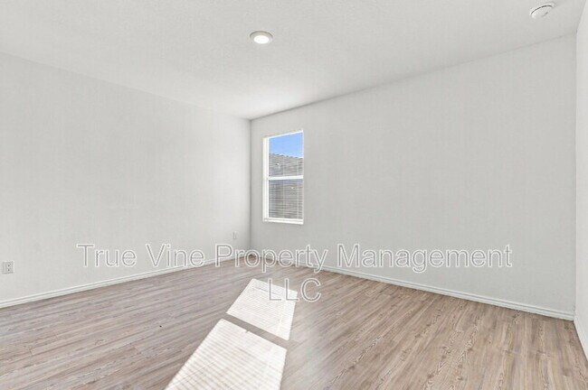 Building Photo - 2906 Millikan Dr
