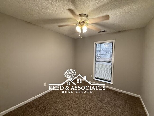 Building Photo - Charming Home Located in Quiet Cove!