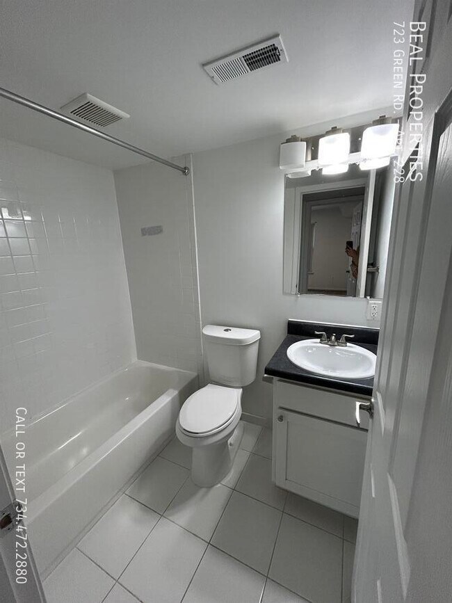 Building Photo - 723 Green Rd