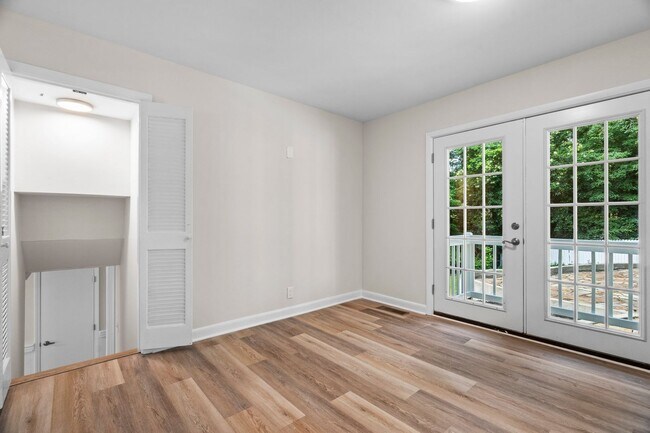 Building Photo - Gorgeous 3 Bedroom, 2 Bath Split-level home in Brentwood - High-end Renovation, Pet Friendly!