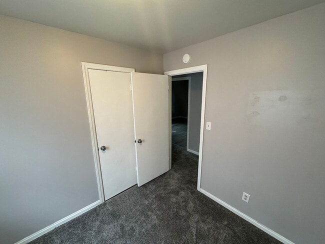 Building Photo - One Month Free Rent with 2 Year Lease! Ren...