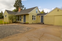 Building Photo - Charming Bend Home with Spacious Bonus Roo...