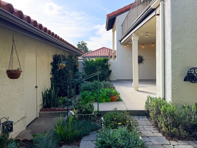 Building Photo - 2262 Martinique Ln