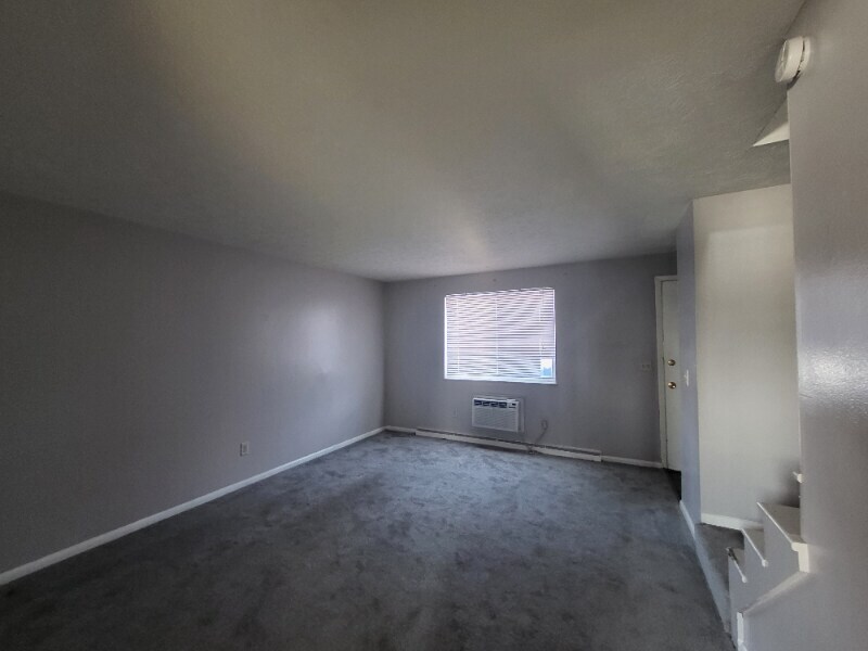 Building Photo - 2206 Harsh Ave SE