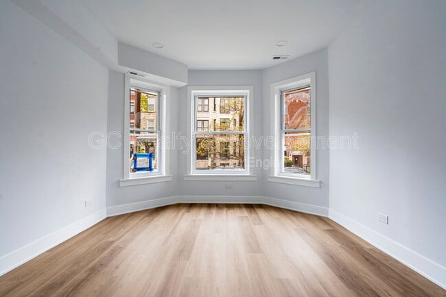 Building Photo - 3744 N Wilton Ave