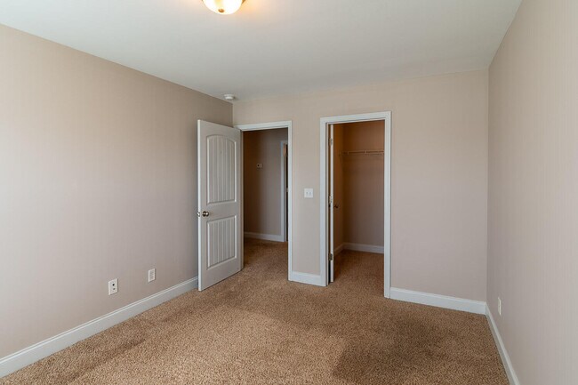 Building Photo - 1342 York Dr