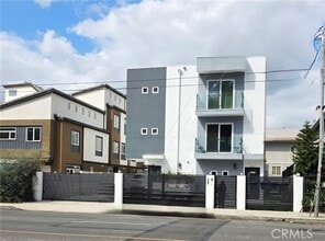 Building Photo - 6845 Haskell Ave