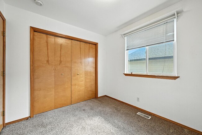 Building Photo - 5827 Orchid Wy S