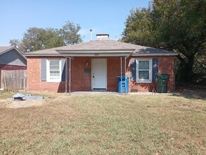 Building Photo - Close to shopping Centers!