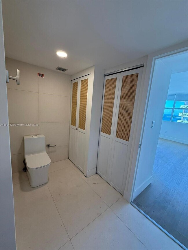 Building Photo - 1420 Brickell Bay Dr