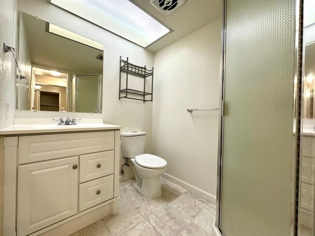 Building Photo - 600 S State St