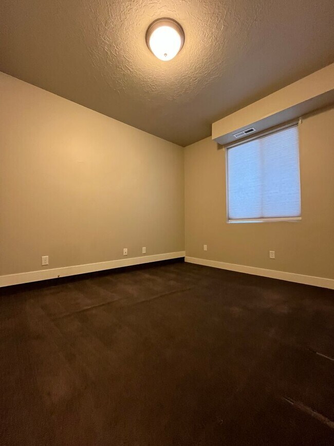 Building Photo - 3 Bed/ 3 Bath Townhome in Draper!