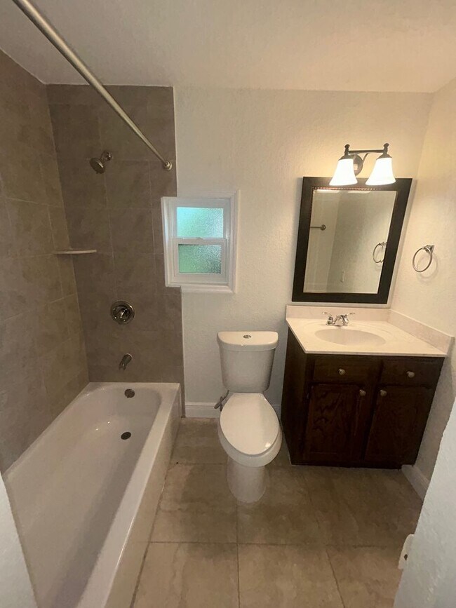 Building Photo - Beautiful 3 Bedroom 2 Bathroom in Sanford FL!