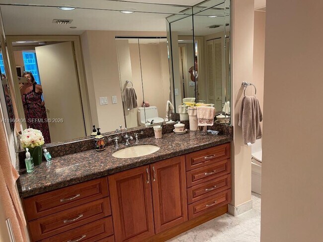 Building Photo - 16445 Collins Ave