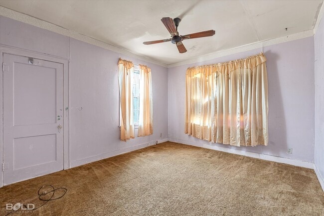 Building Photo - 3814 Lakeshore Dr