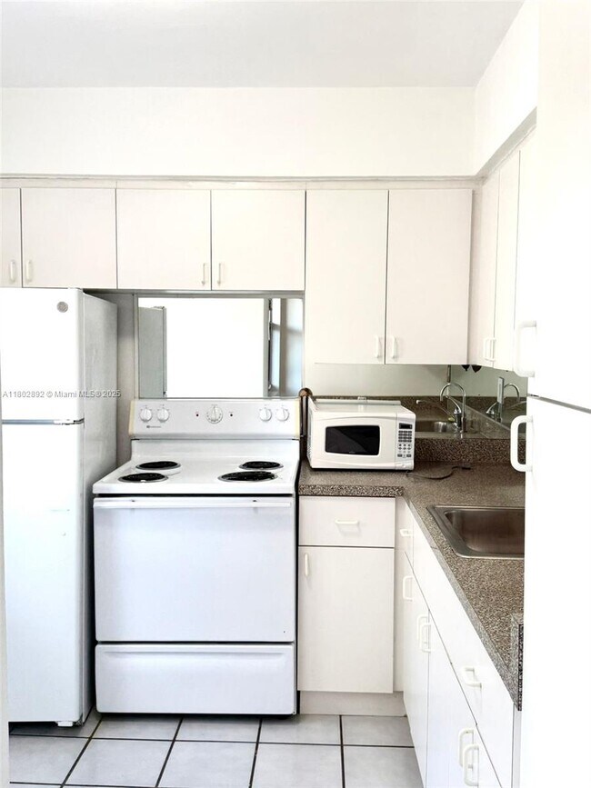 Building Photo - 9225 Collins Ave