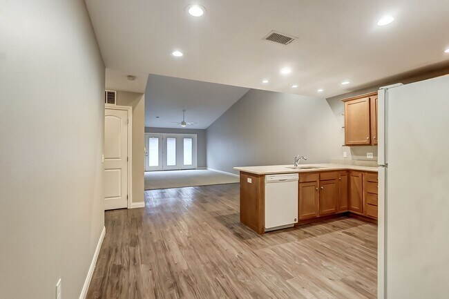 Building Photo - Victory Place Villas - 2 Bedroom, 2 Bathroom - End Unit