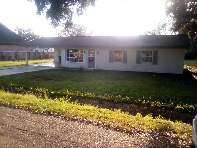 Building Photo - 4 bedroom Home Near Lafayette High