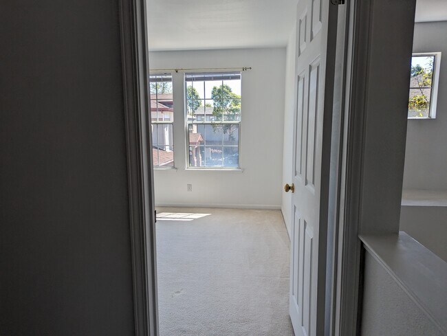Building Photo - 5 Holtz Ct