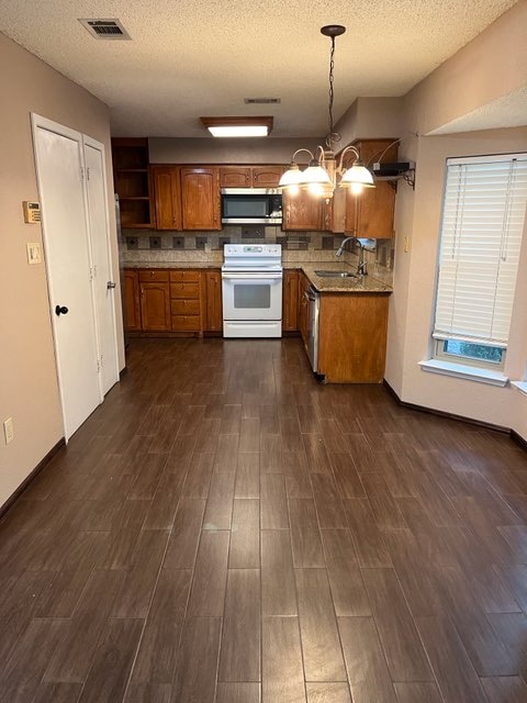 Building Photo - 6425 Kary Lynn Dr N