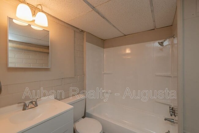 Building Photo - 1547 Heath St