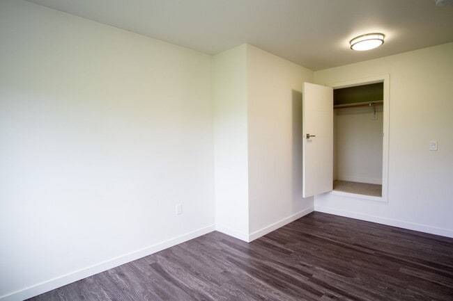 Building Photo - Stylish + Modern Corner 2-Bedroom Townhouse!