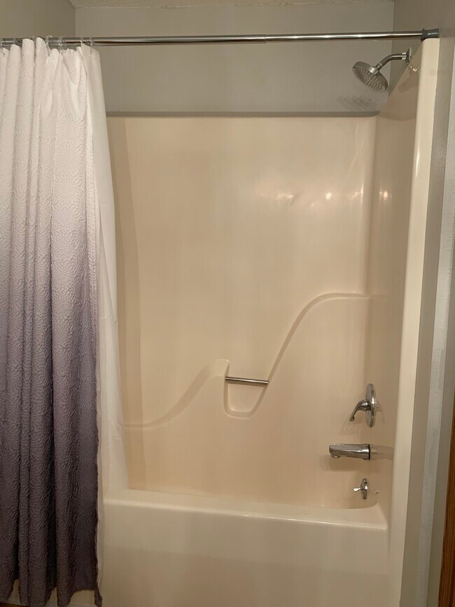 upstairs bathroom tub - 2520 Walden Rd