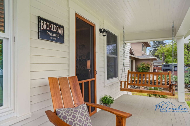 Building Photo - Charming 2-Bedroom Cottage with Modern Com...