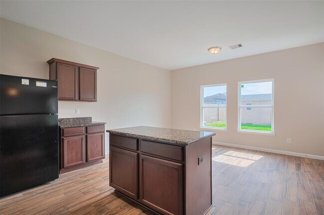 Building Photo - 5123 Oak Briar Ln