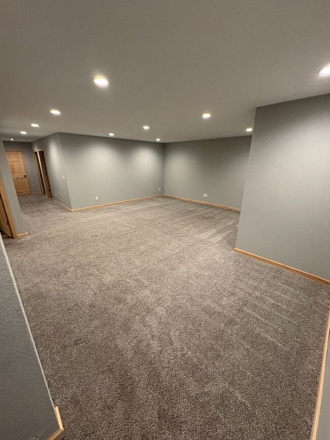 Building Photo - PRICE REDUCED!!! 4 bed / 3 bath Twinhome for Rent!