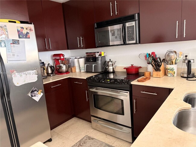 Building Photo - 10 Aragon Ave